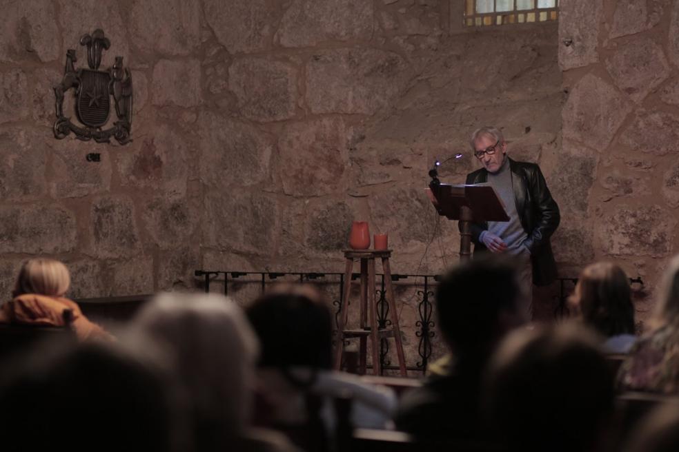 El actor José Sacristán, durante su lectura en el Monasterio de Yuso. 