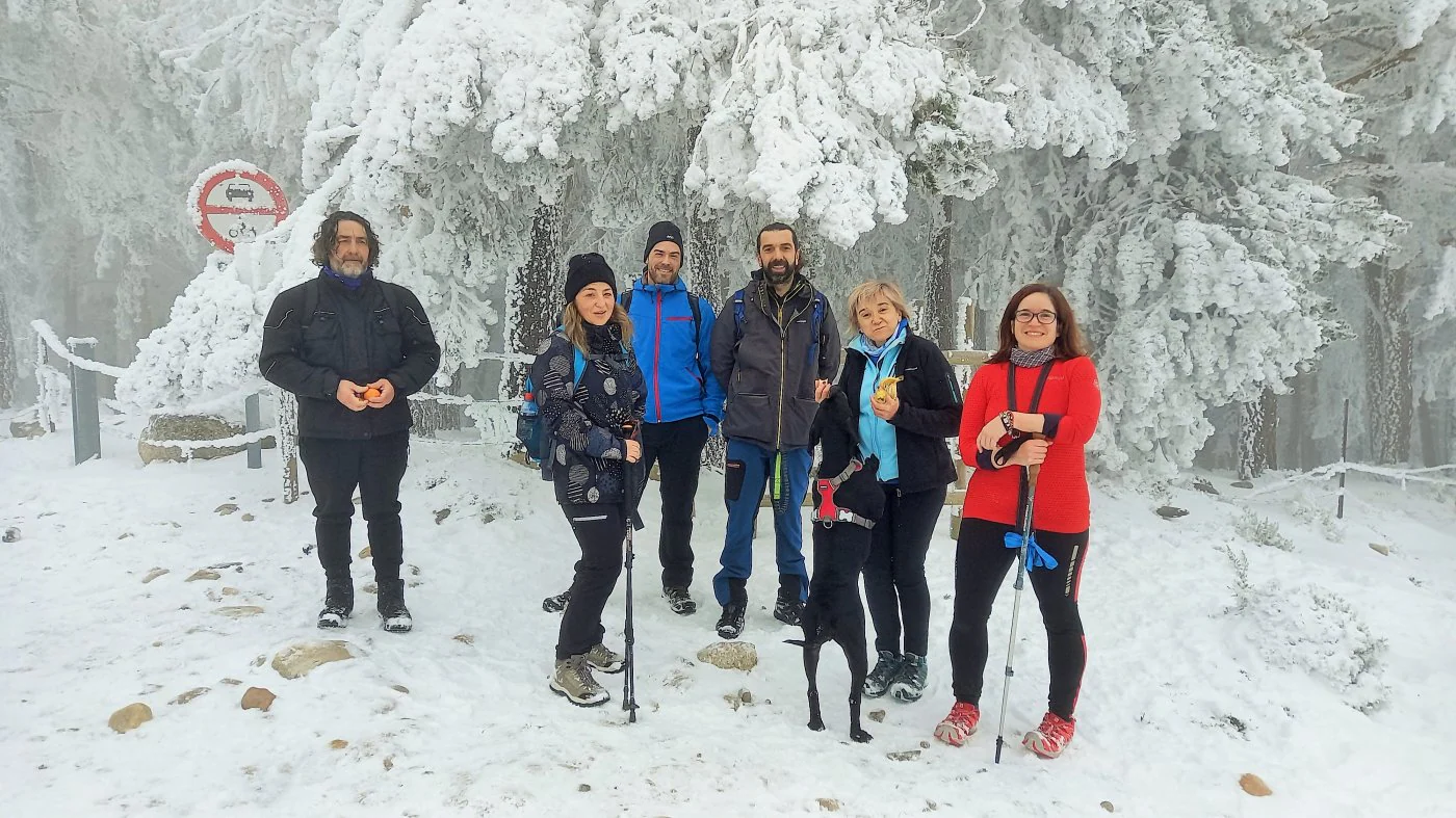 Javier Ruiz y Laura Muñozposan con otros amigos enla cima del Moncalvillo.