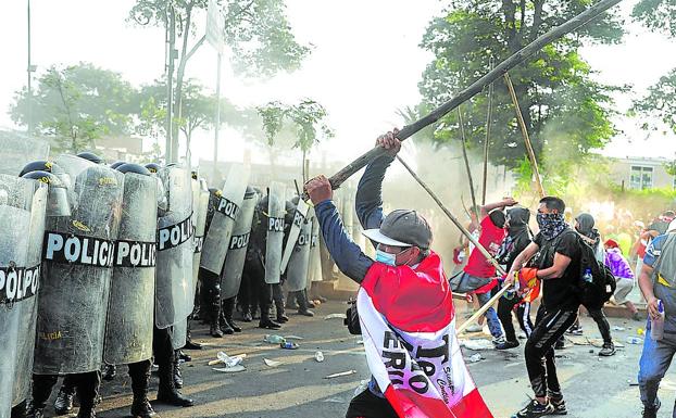 Imágenes de las protestas que están teniendo lugar en la capital de Perú durante este mes de enero. Abajo, el congresista opositor Wilson Quispe exhibe imágenes de fallecidos en las protestas. 