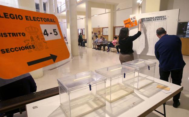 Preparativos para votar en unas elecciones anteriores. 