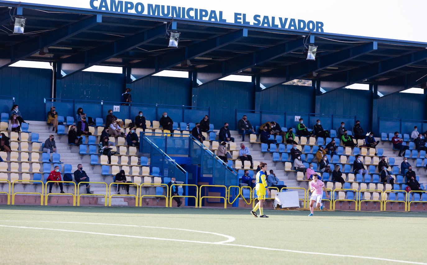 El Salvador, uno de los dos campos de hierba artificial que se sustituirá este año. 