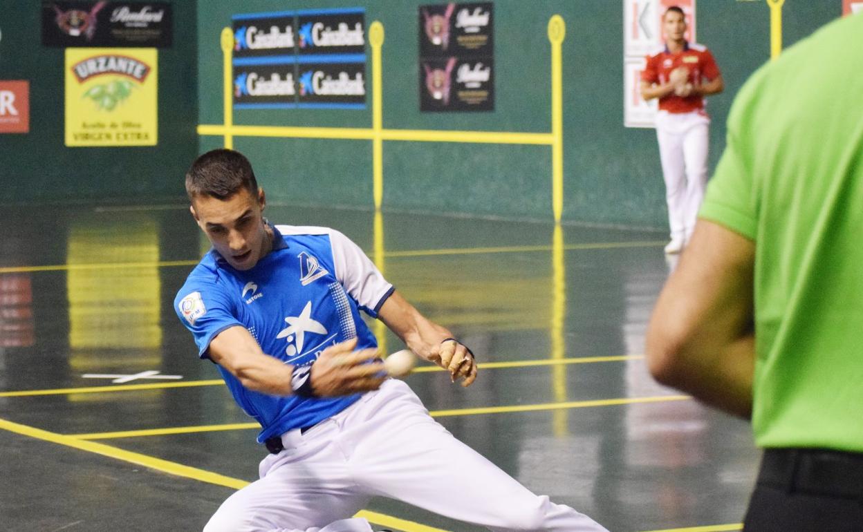 Zabala se lanza al ancho en busca de la pelota. 