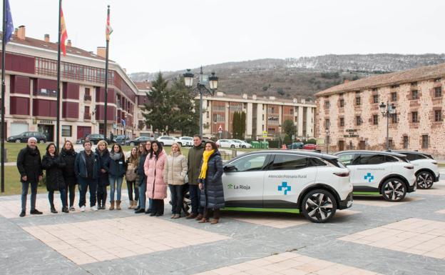 Presentación, en Ezcaray, de la flota de vehículos eléctricos, cuatro de ellos destinados a los desplazamientos en la comarca calceatense. 