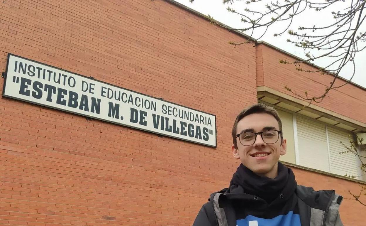Jesús cursa segundo de Bachiller en el IES Esteban Manuel Villegas. 
