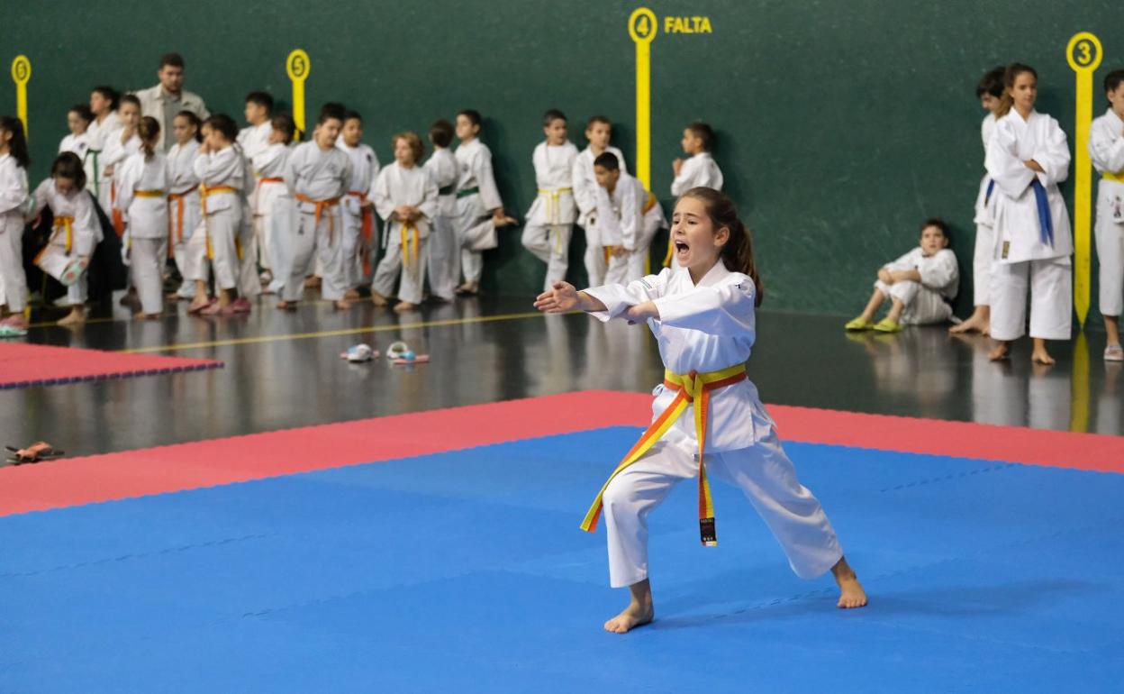 Una karateka, durante la ejecución de una kata. 