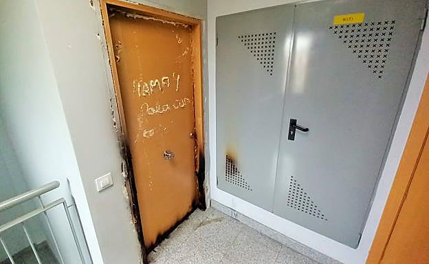 La puerta de la casa en la que vivía Almeida. 