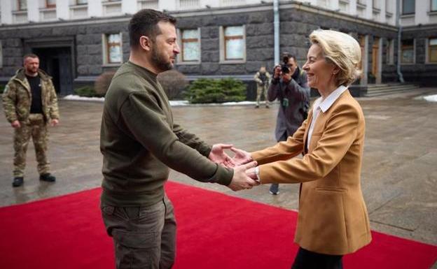 Volodímir Zelenski recibe a Ursula von der Leyen en Kiev, que acoge hasta este viernes una cumbre bilateral UE-Ucrania.