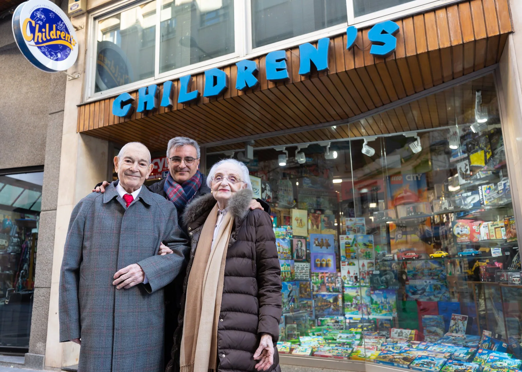 Rafael Arruga posa con sus padres, Francisco y Concepción, fundadores de Children's. 