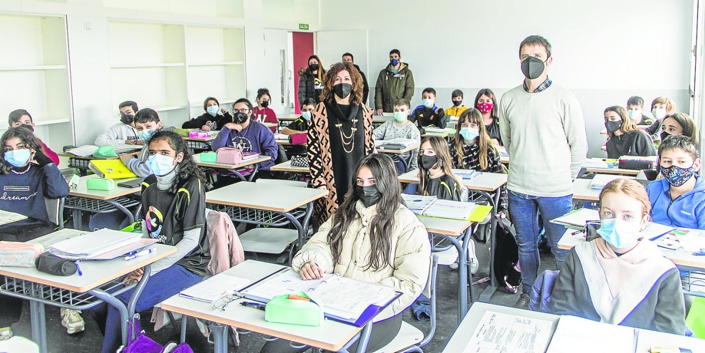 La alcaldesa de Villamediana, Ana Belén Martínez, visita una de las clases ESO del SIES Comercio en la localidad, en enero de 2020. 