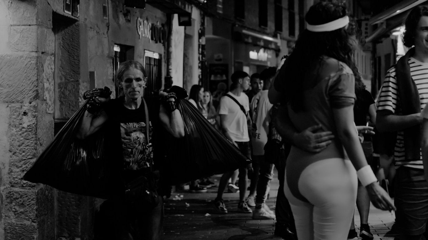 Una de las imágenes del corto, con 'el Kala' recogiendo la basura. 