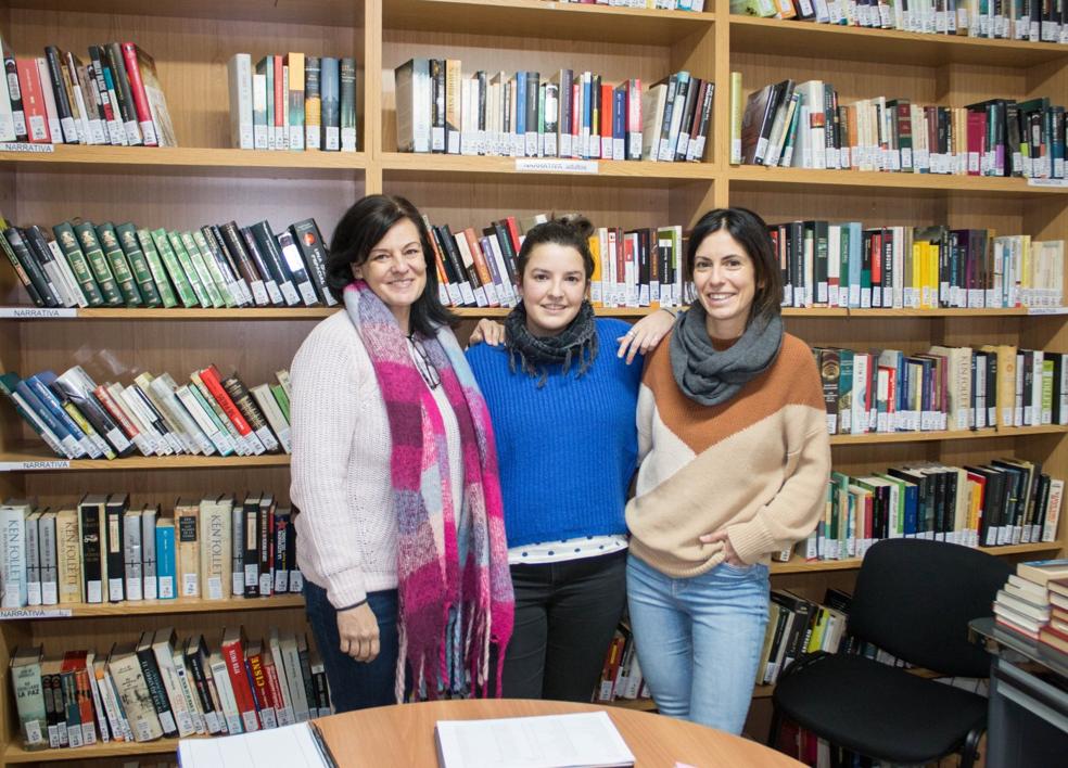 Tres de las cinco mujeres que atienden la biblioteca. 