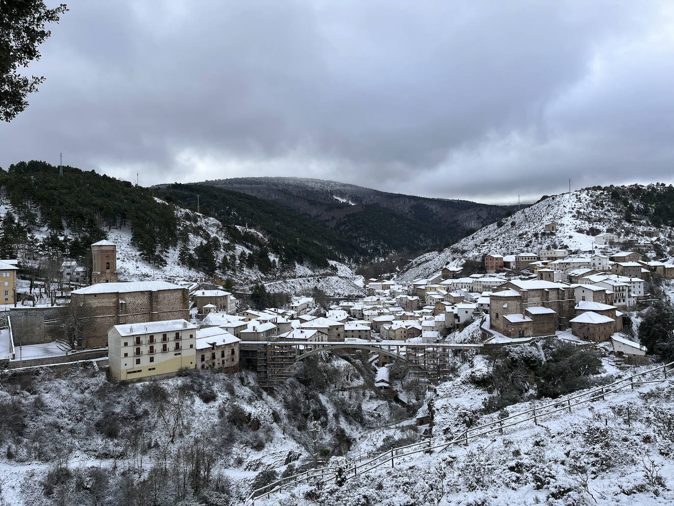 La nieve puede volver a localidades como Ortigosa, que aparece nevada en esta imagen de archivo del pasado 29 de enero. 