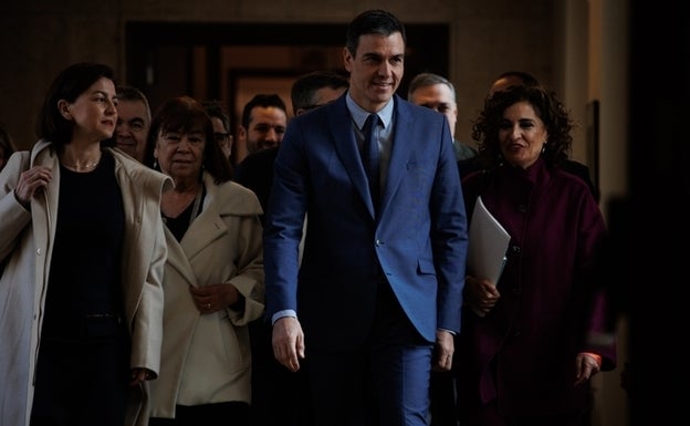 Sánchez a su llegada a la reunión con el Grupo Parlamentario Socialista en el Congreso, junto a portavoz en el Senado, Eva Granados, la presidenta del PSOE, Cristina Narbona y la vicesecretaria general del partido y ministra de Hacienda, María Jesús Montero