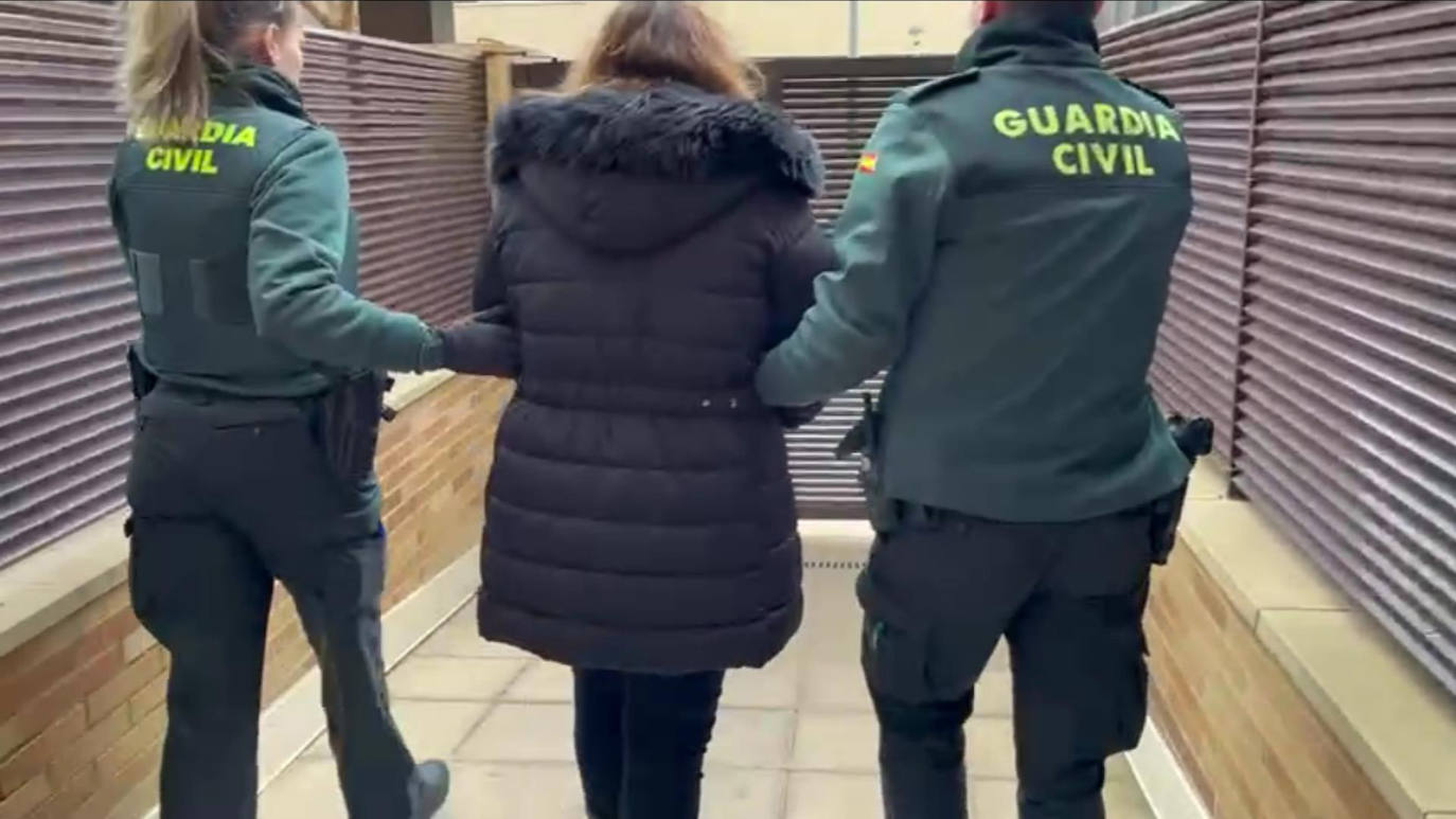 Dos agentes se llevan detenida a la mujer de 48 años. 