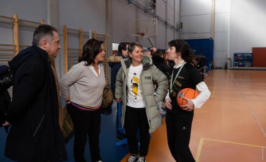 Andreu y Madorrán charlan con una coordinadora de la Dirección General y una árbitro de la competición. 