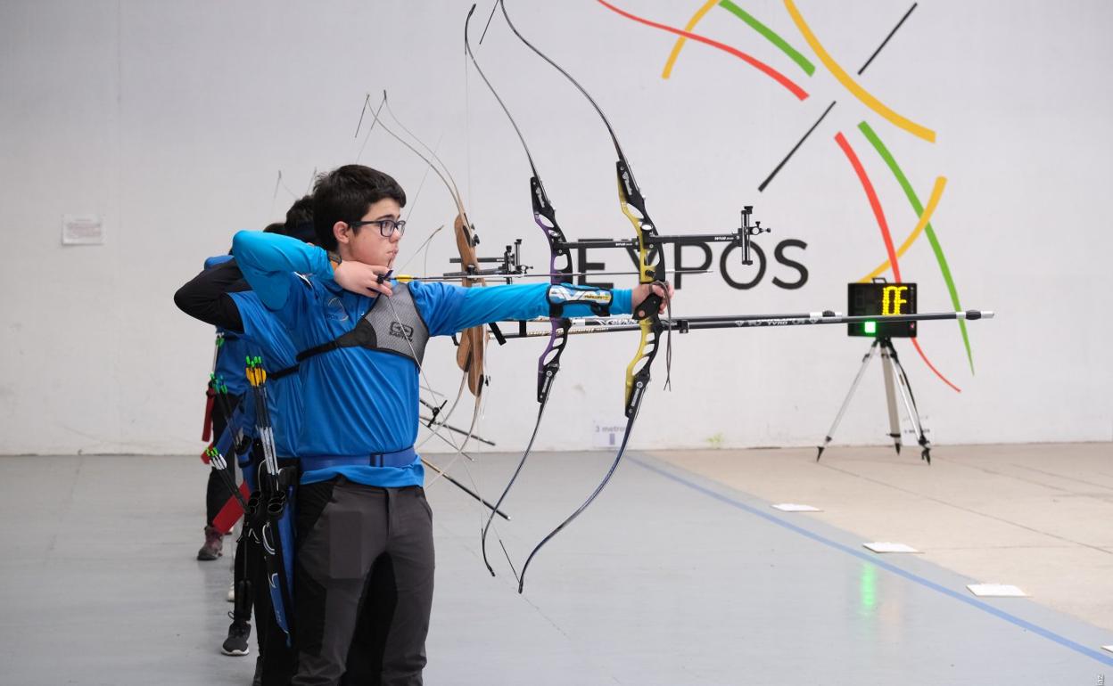 Unos escolares apuntan a la diana, durante una jornada de tiro. 