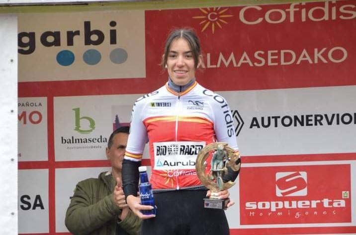 Imagen principal - Muere atropellada la joven ciclista Estela Domínguez, hija del excorredor Juan Carlos Domínguez