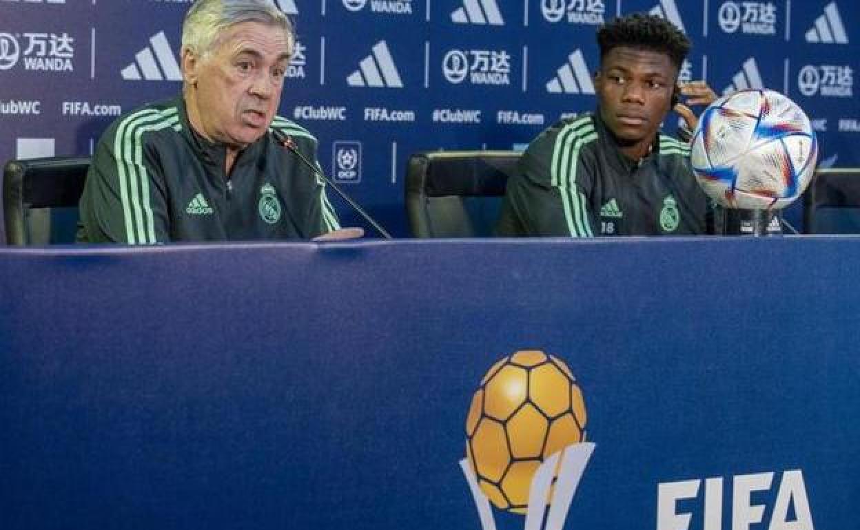 Carlo Ancelotti y Aurélien Tchouaméni, durante la rueda de prensa previa a la final del Mundial de Clubes