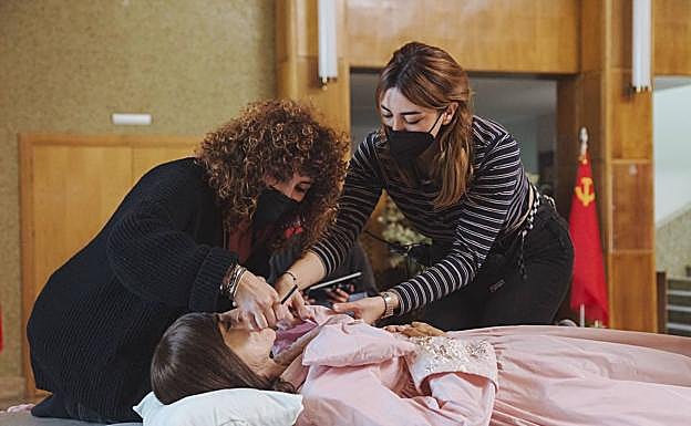 Sarai Rodríguez, junto a otra compañera, en 'La Piedad'. 