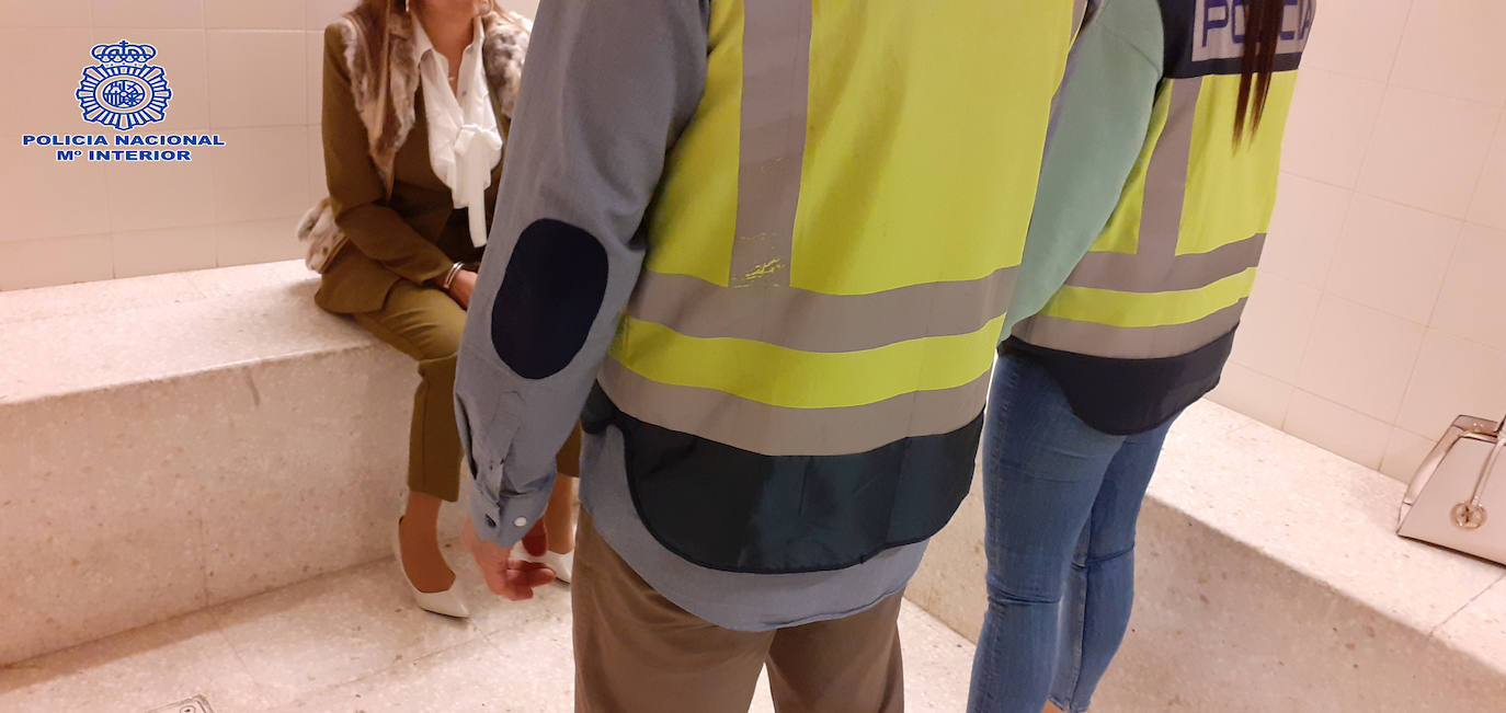 La detenida, en los calabozos. 