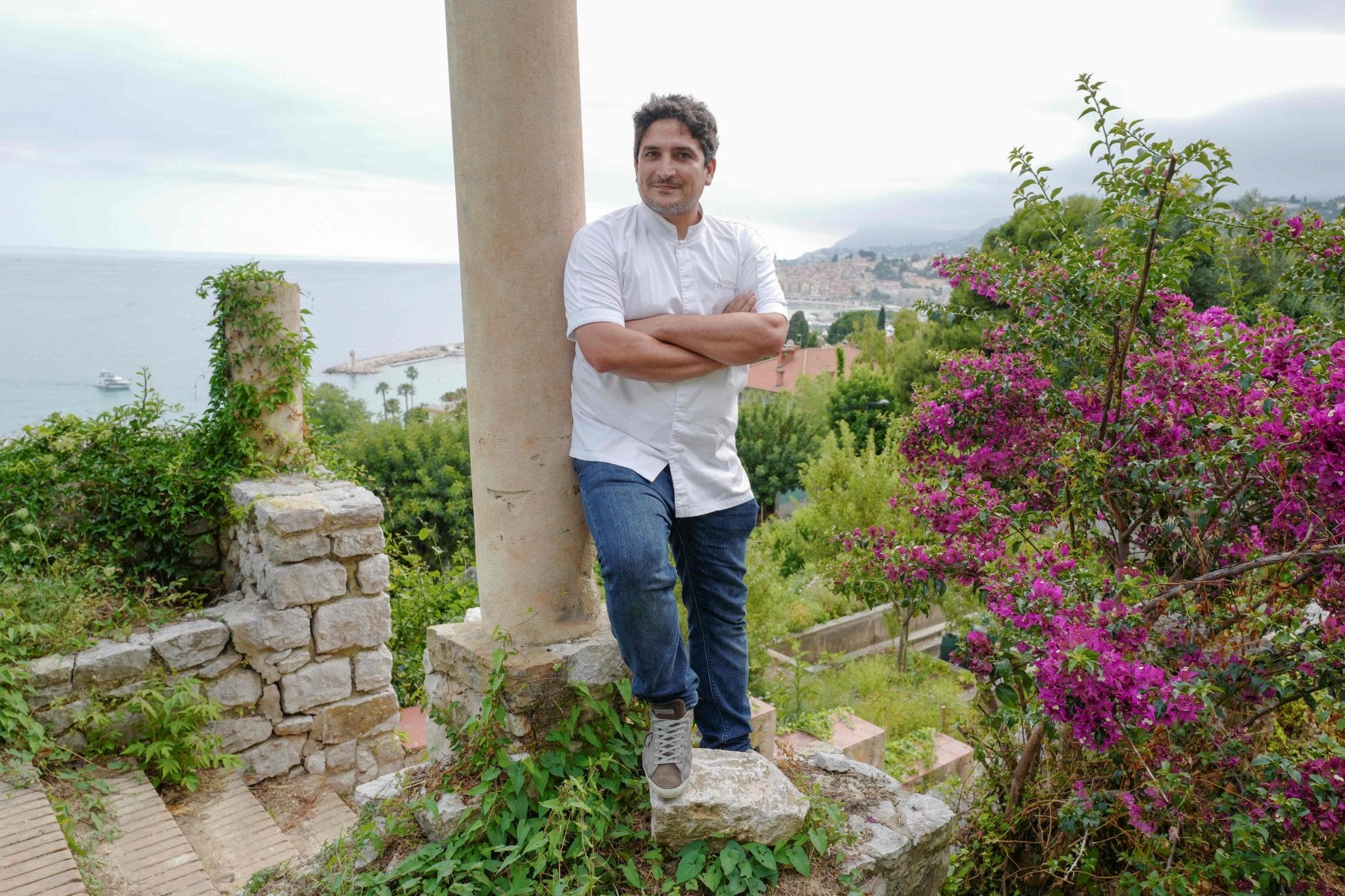 Mauro Colagreco, en el jardín de su restaurante Mirazur. 