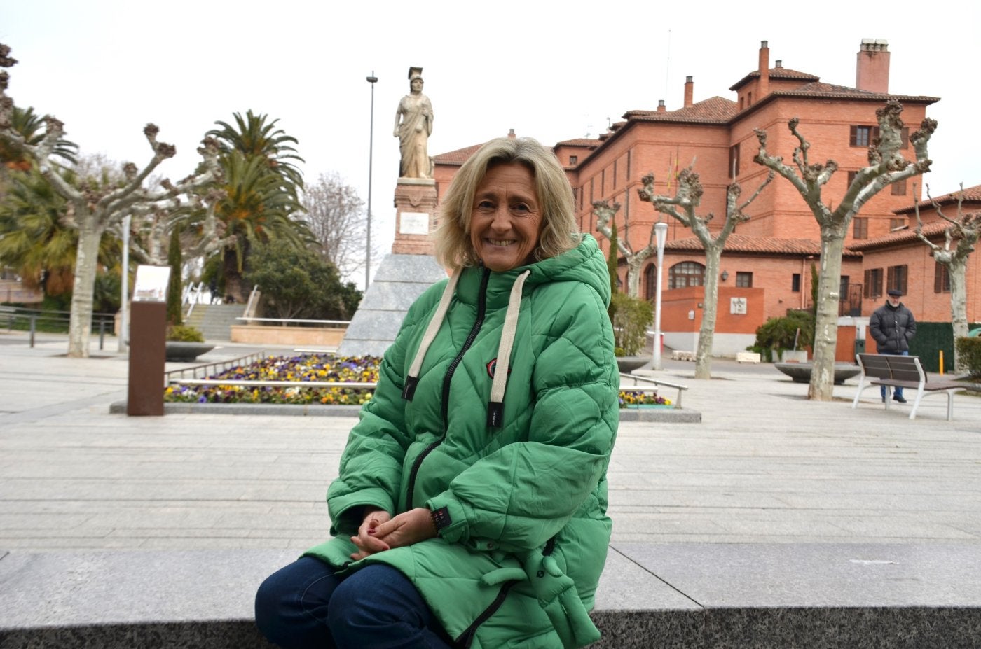 Mónica Arceiz, candidata del PP, en el paseo del Mercadal, delante del monumento de La Moza. 