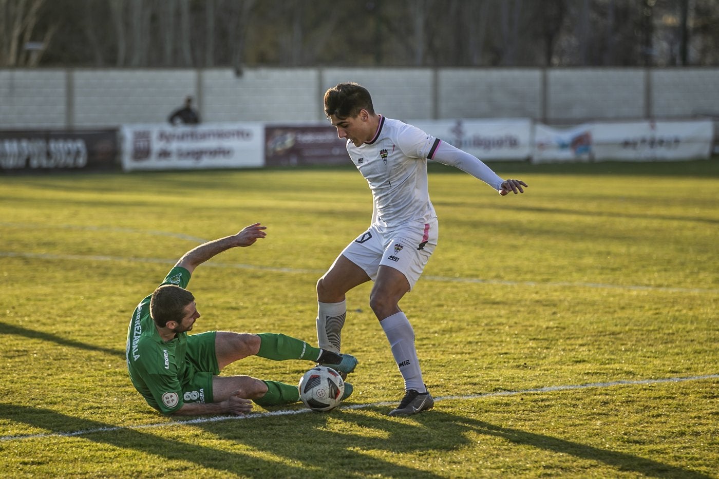 Saúl y Aguirrezabala, en el suelo, pelean por hacerse con el balón. 