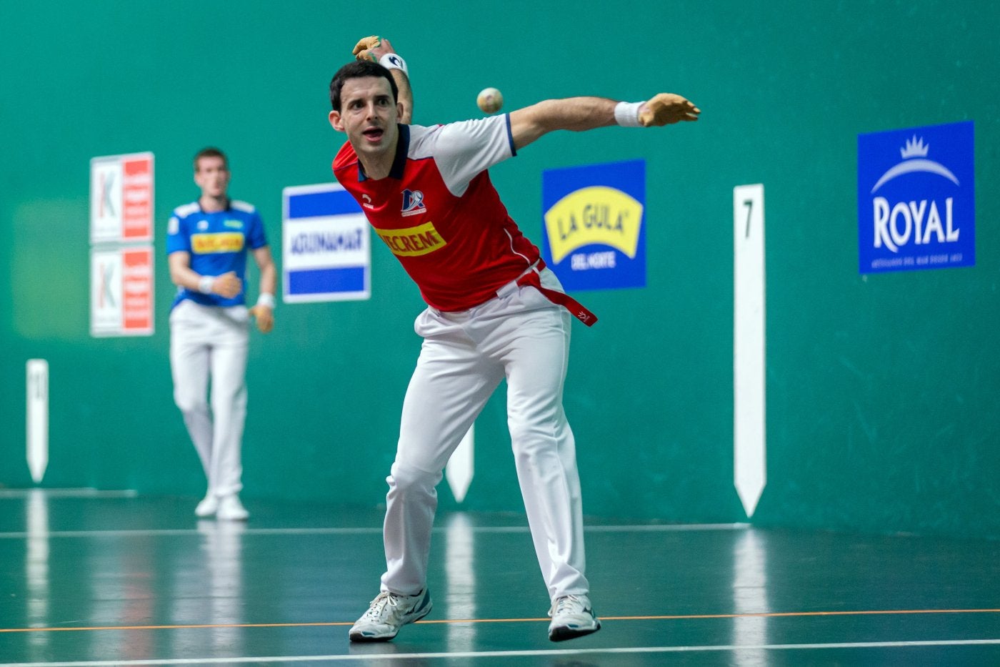 Altuna espera la llegada de la pelota, con Mariezkurrena atento desde la zaga. 