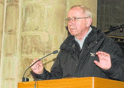 Imagen secundaria 1 - Rupnik , en la catedral en 2019 y una de las vidrieras.