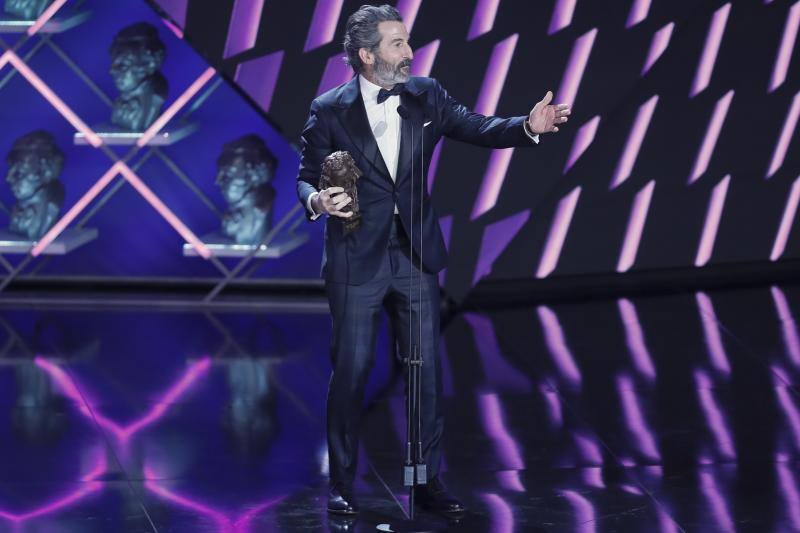 Luis Zahera, mejor actor de reparto por 'As bestas', con su Goya.