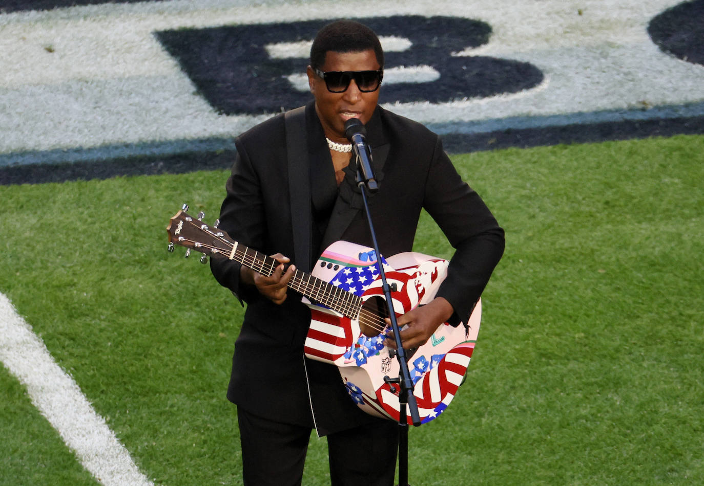 Babyface actúa antes del partido entre los Philadelphia Eagles y los Kansas City Chiefs.