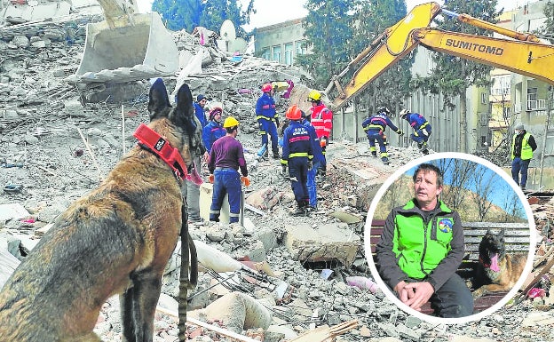 Argui espera a entrar en acción durante los trabajos de rastreo y rescate en Turquía, la semana pasada. En el detalle, Caparroso y la perra, ya en Logroño.