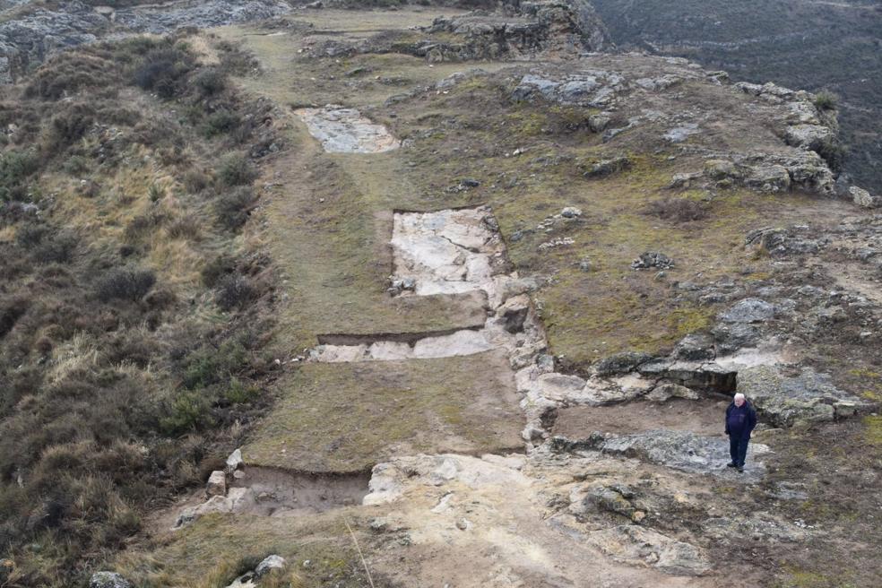 Vista desde el cerro de las diferentes partes excavadas de la nueva calle del yacimiento