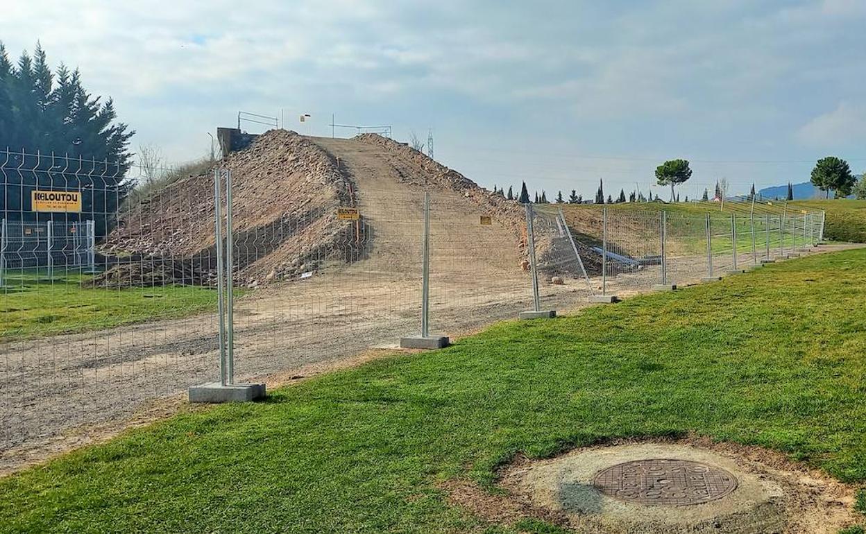 El puente sobre la AP-68 en Lardero, en obras, visto desde Villa Patro. 