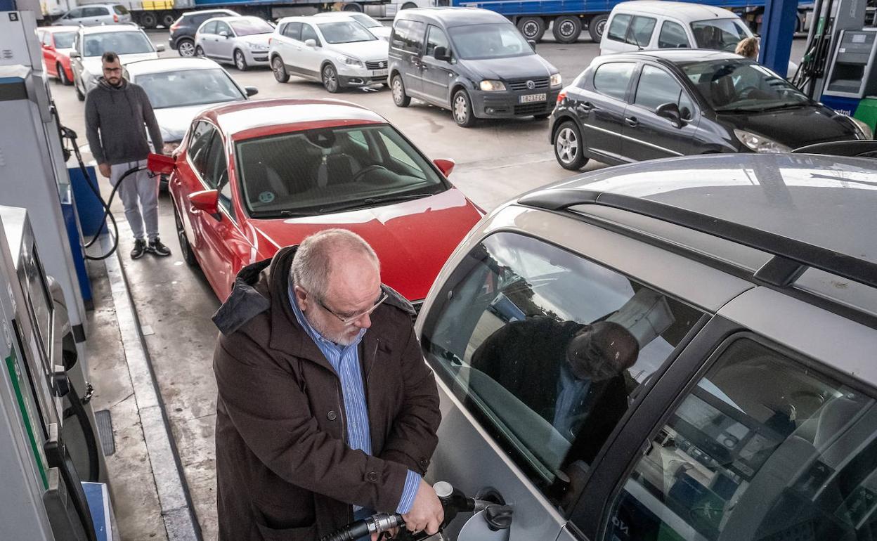 Un hombre reposta en una gasolinera riojana antes de que acabasen las subvenciones estatales el pasado 31 de diciembre. 