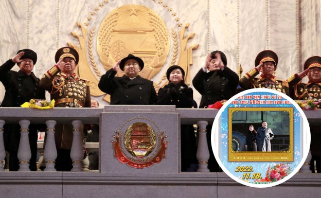 Kim Jong-un junto a su hija hace una semana en un desfile militar en Pyongyang. A la derecha, el sello donde aparecen ambos.