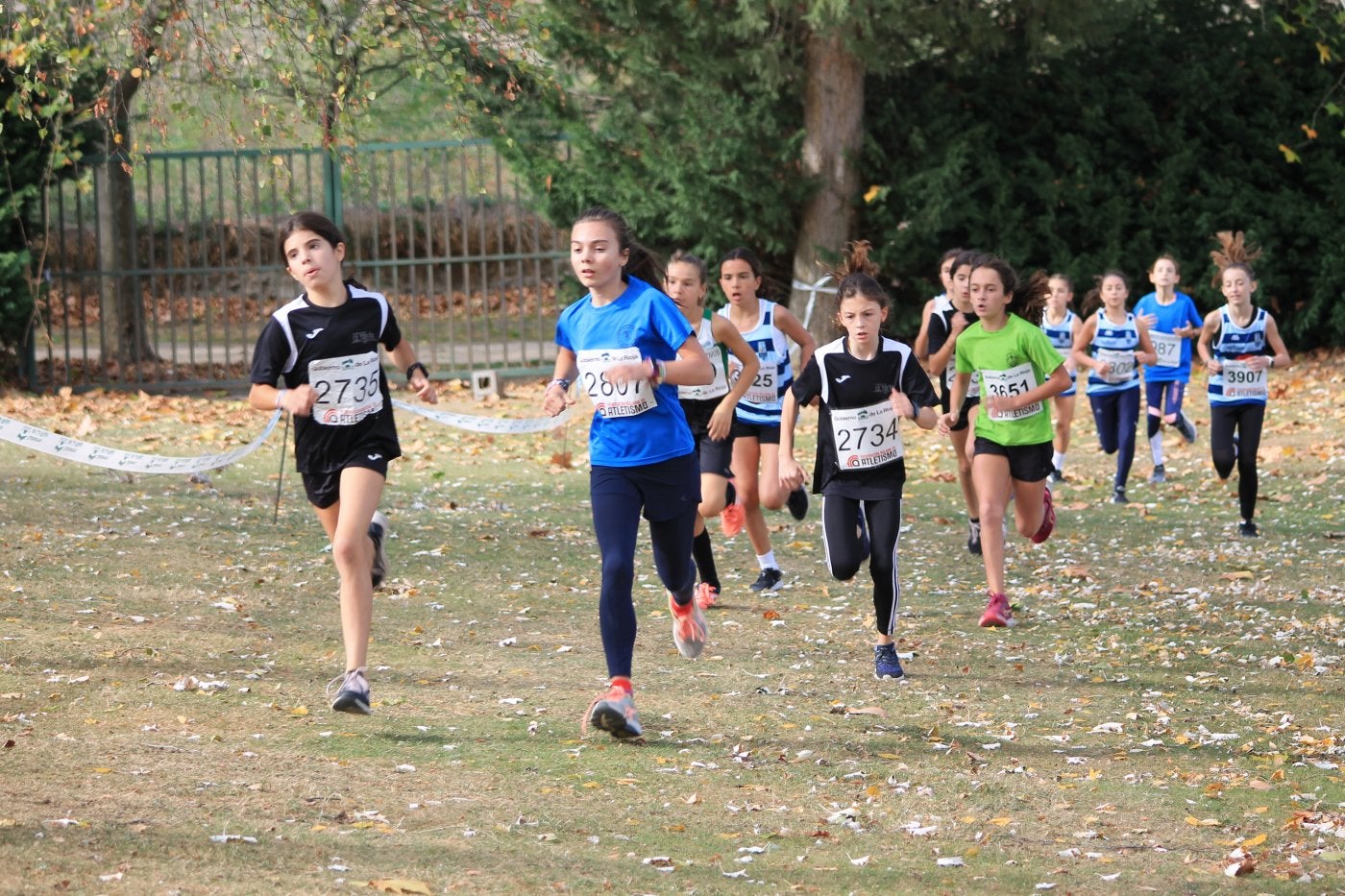 Un grupo de atletas, durante una de las pruebas femeninas de la primera jornada de la temporada, disputada en Santo Domingo. 