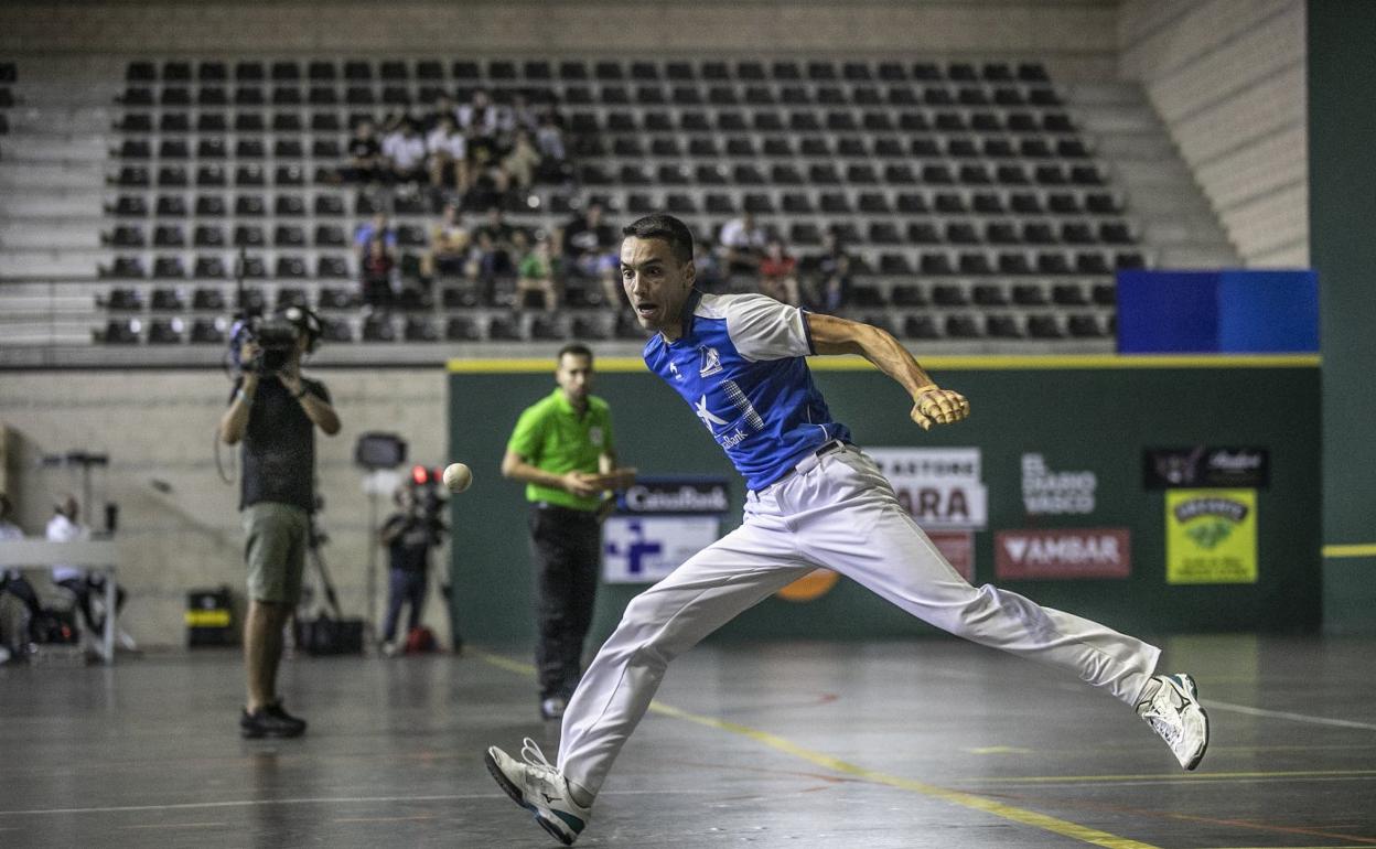 Zabala sale a la contracancha en busca de la pelota. 