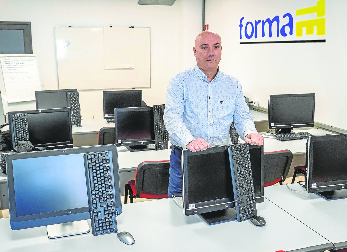 Samuel Cañas, gerente de Fórmate La Rioja, en el aula de informática. 