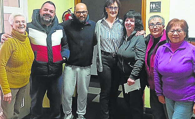 Imagen principal - Arriba, parte de los miembros del colectivo Alberite Solidario. Debajo, a la izquierda: integrantes de la entidad social y de la asociación Arabella. A la derecha: personas de diferentes entidades cargan cajas en el camión. 