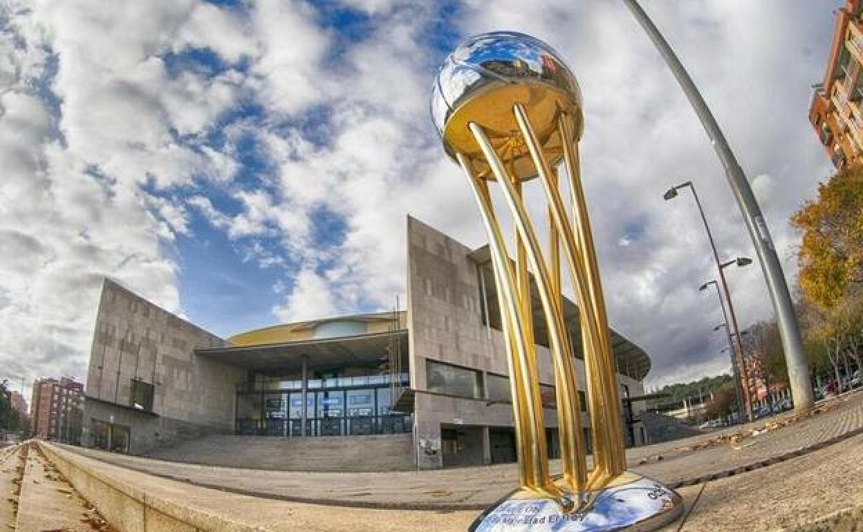 El trofeo de la Copa del Rey, ante el Palau Olímpic de Badalona