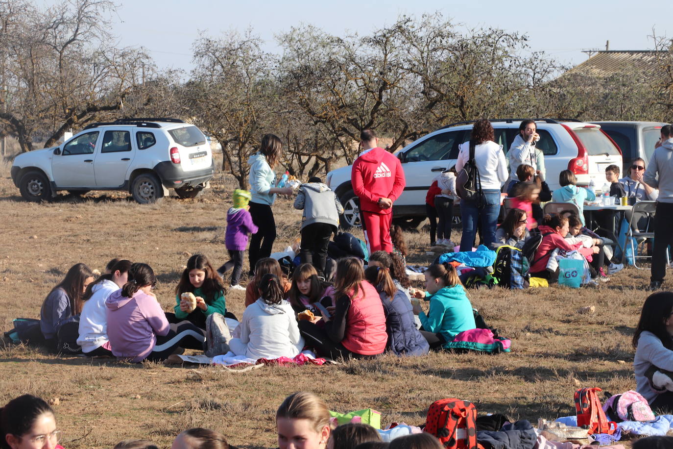 Los alfareños han disfrutado del sol en la merienda tradicional del Jueves Lardero.