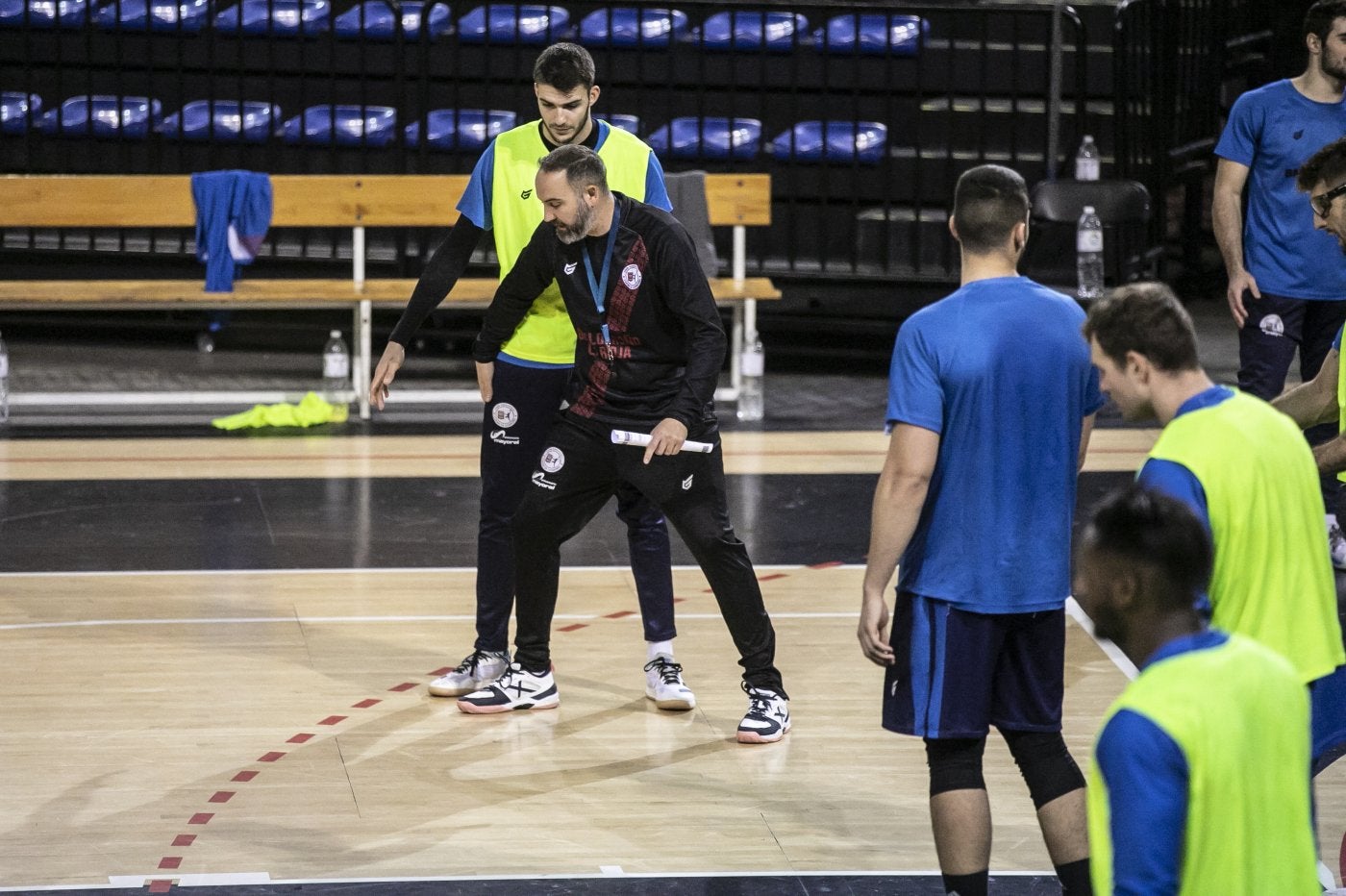 Miguel Velasco explica a Juan Palomino un aspecto táctico en un entrenamiento. El andaluz está obligado a dar un paso adelante. 