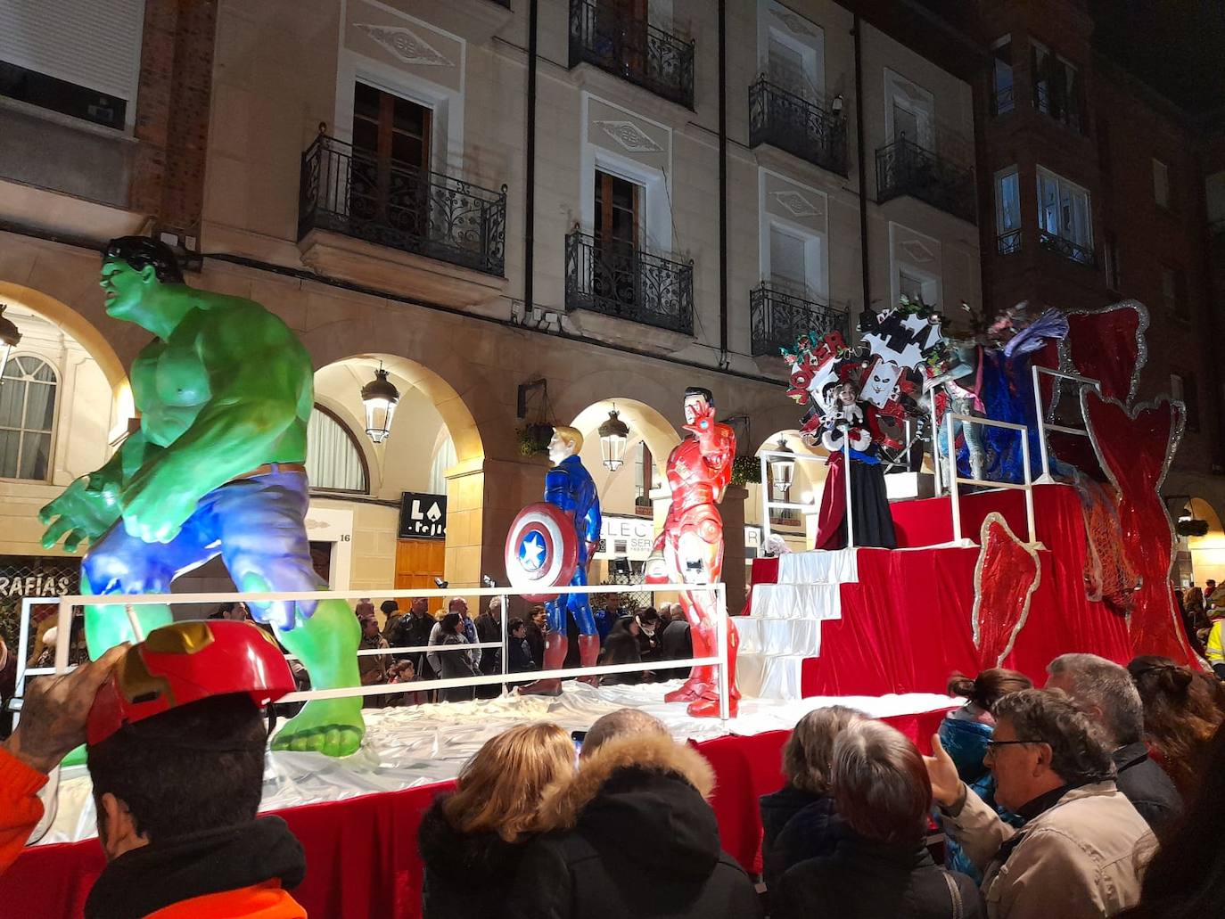 Fotos: La Reina del Carnaval encabeza el pasacalles en Calahorra