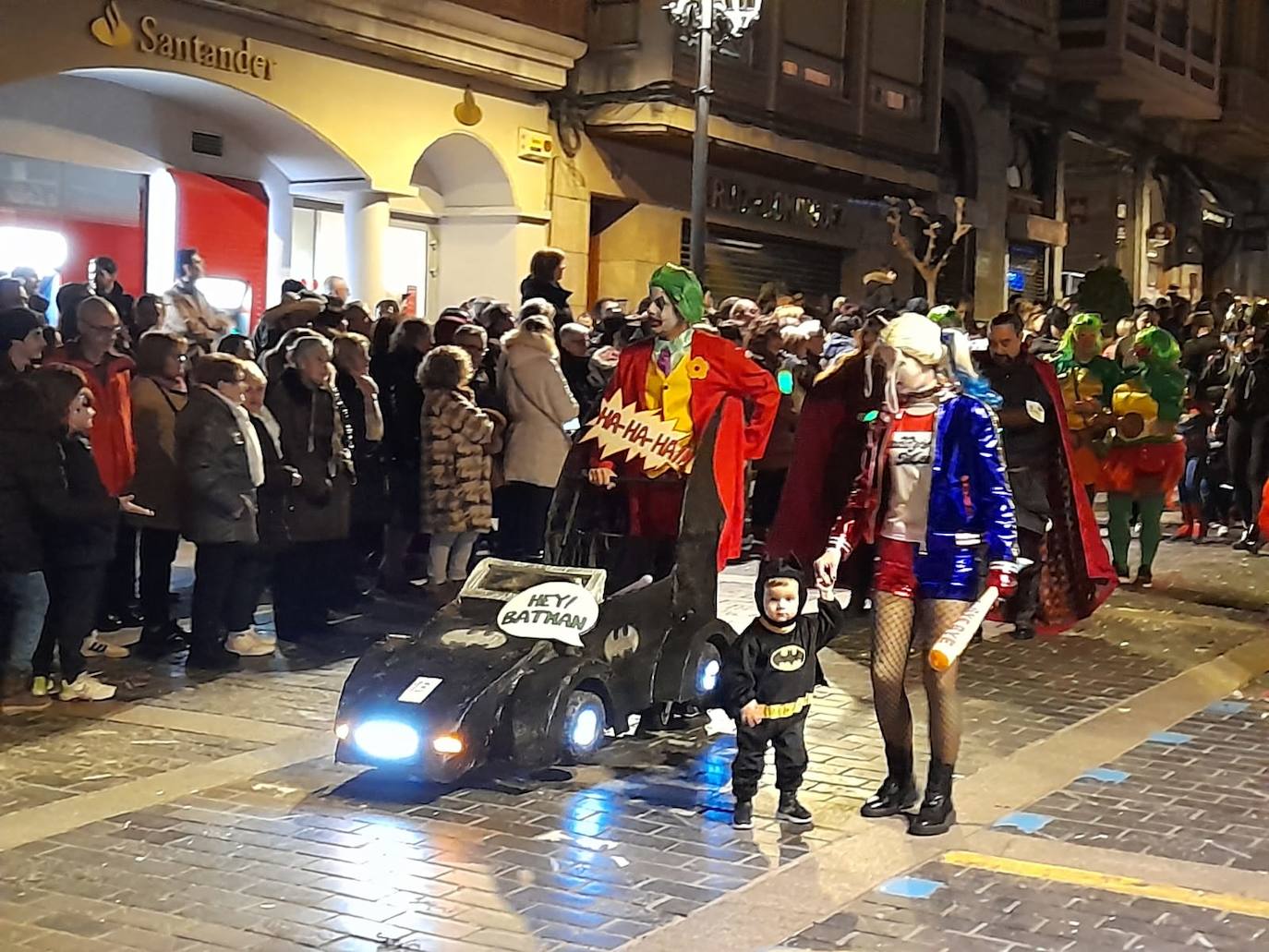 Fotos: La Reina del Carnaval encabeza el pasacalles en Calahorra