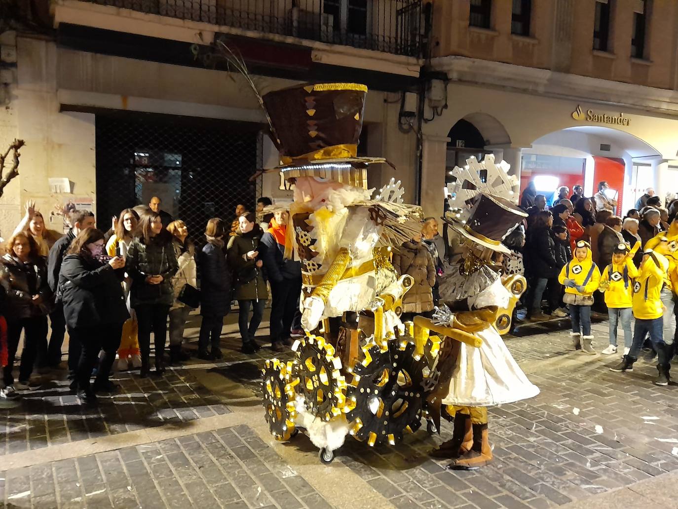 Fotos: La Reina del Carnaval encabeza el pasacalles en Calahorra