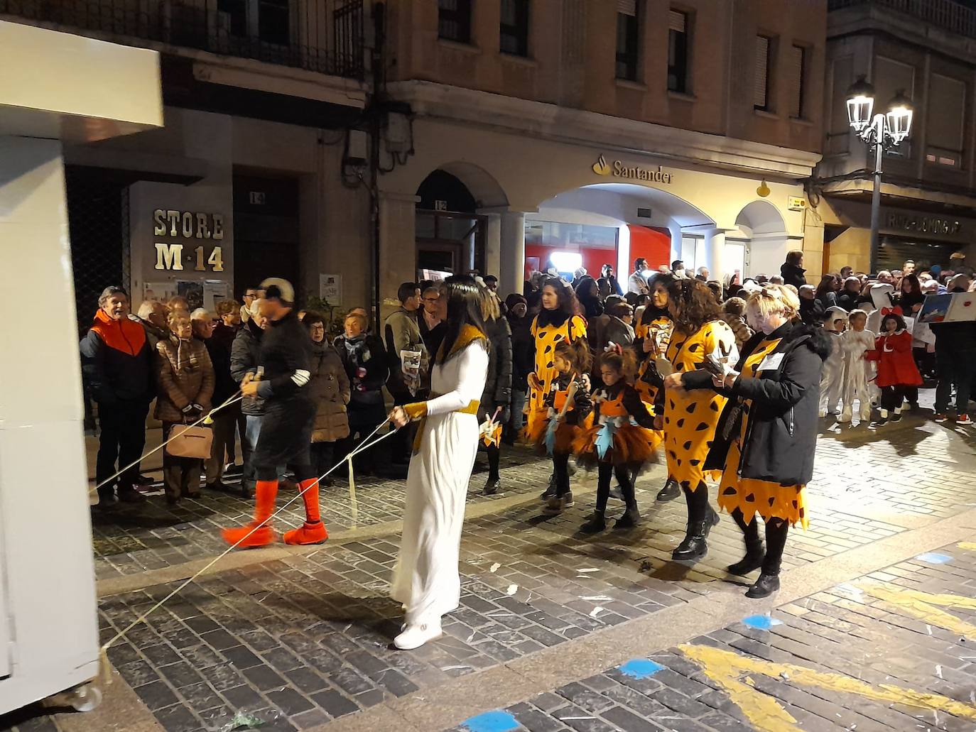 Fotos: La Reina del Carnaval encabeza el pasacalles en Calahorra