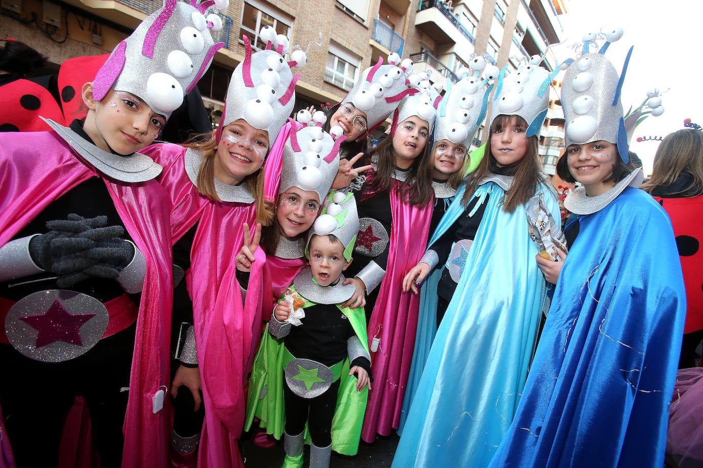 Fotos: Color y música en el multitudinario desfile de Logroño