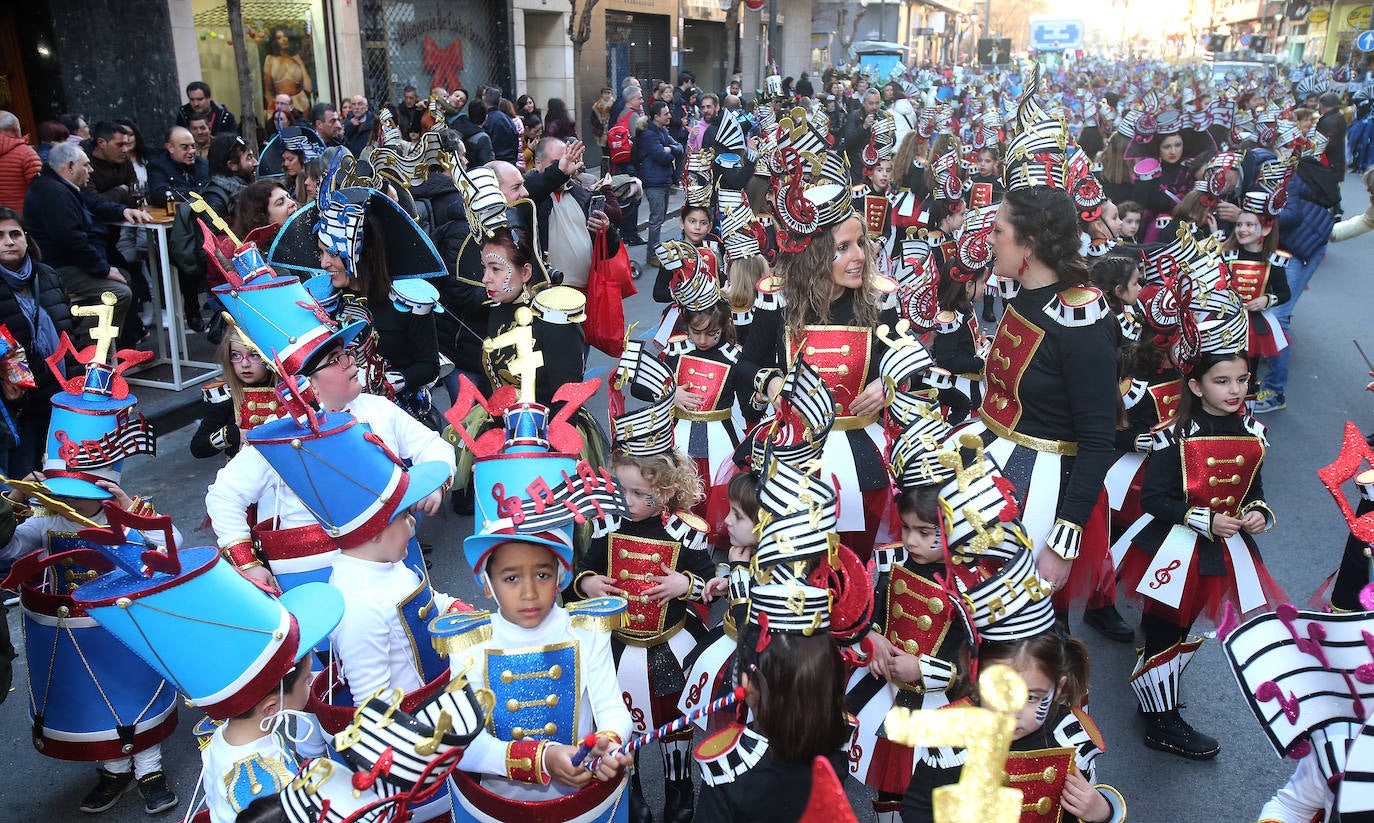 Fotos: Color y música en el multitudinario desfile de Logroño