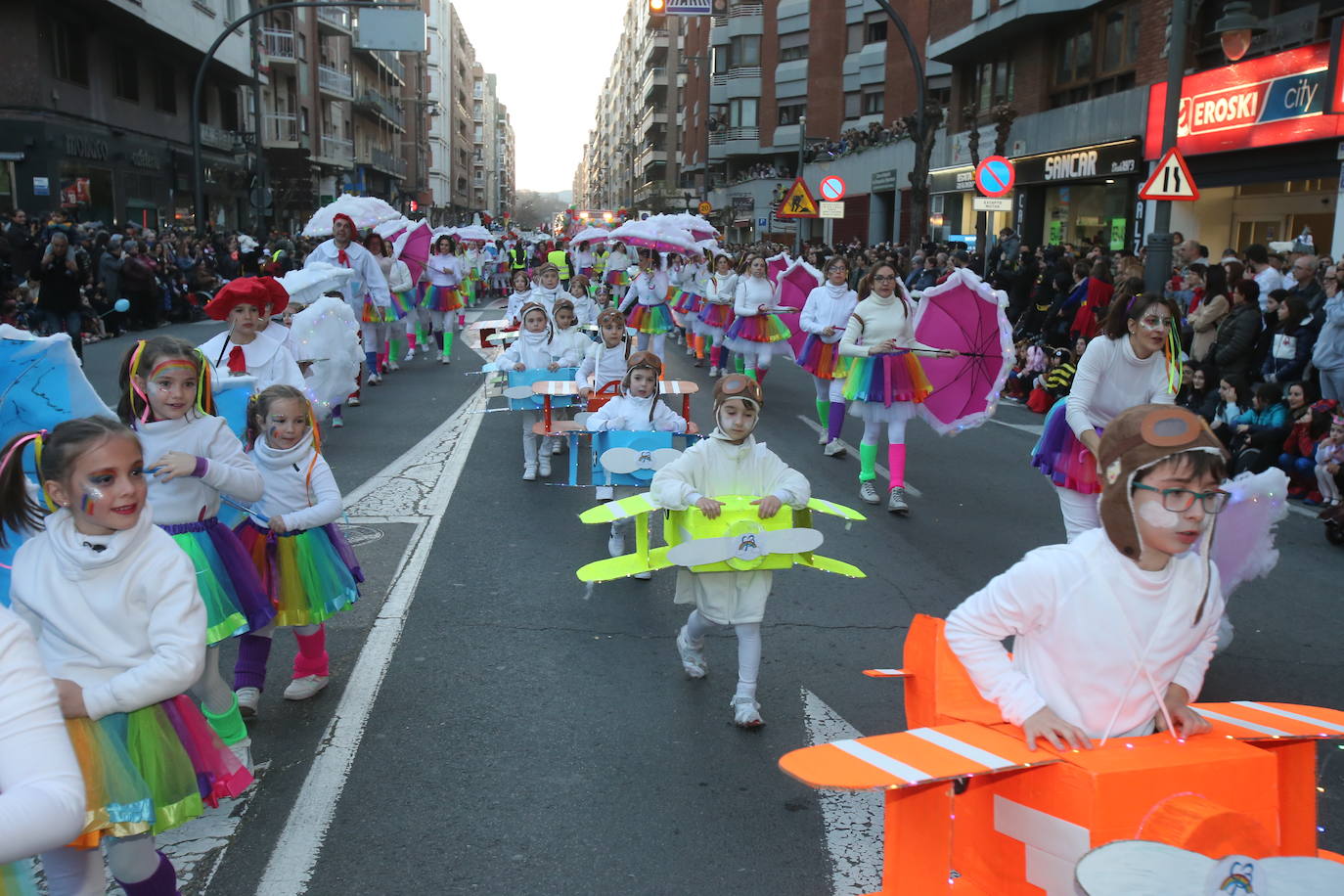 Fotos: Color y música en el multitudinario desfile de Logroño